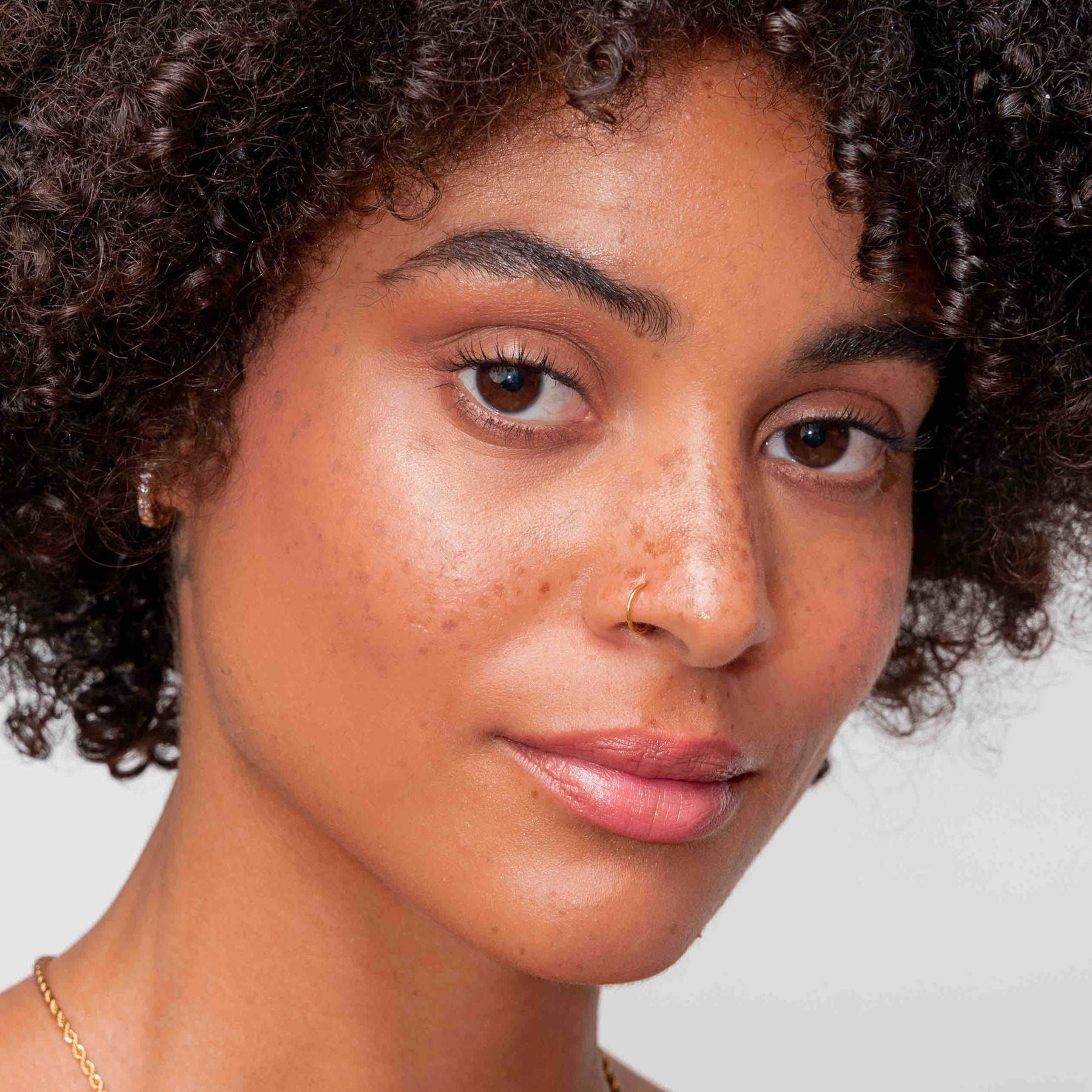faux percing nez discret