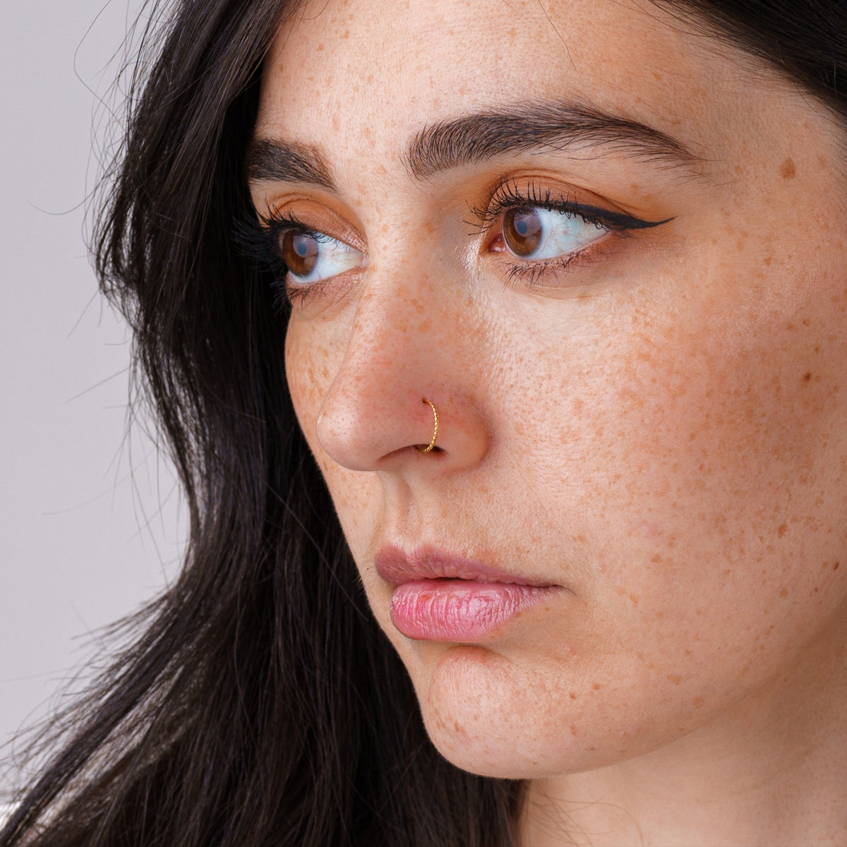 Piercing au nez Manel
