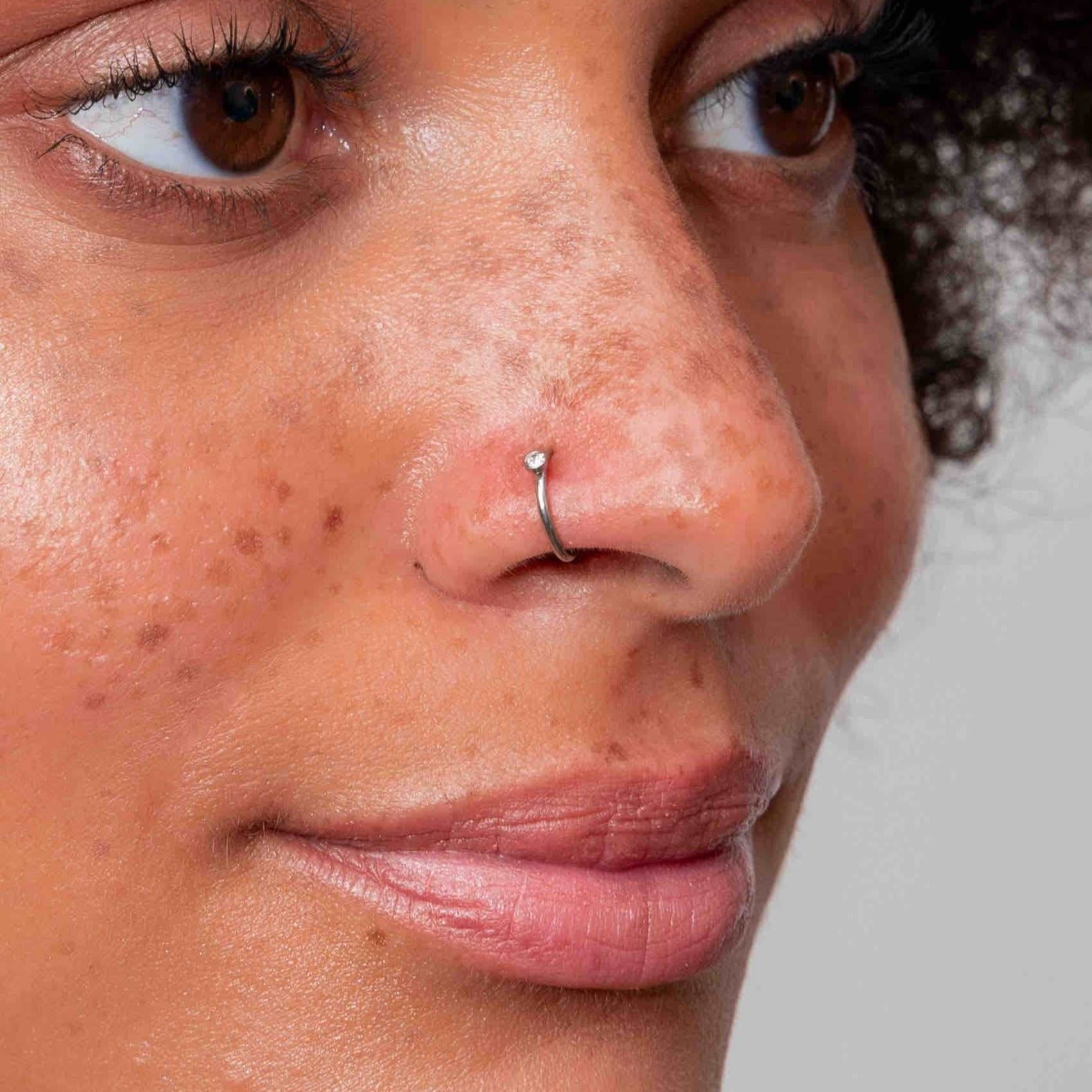 Le faux piercing Indila