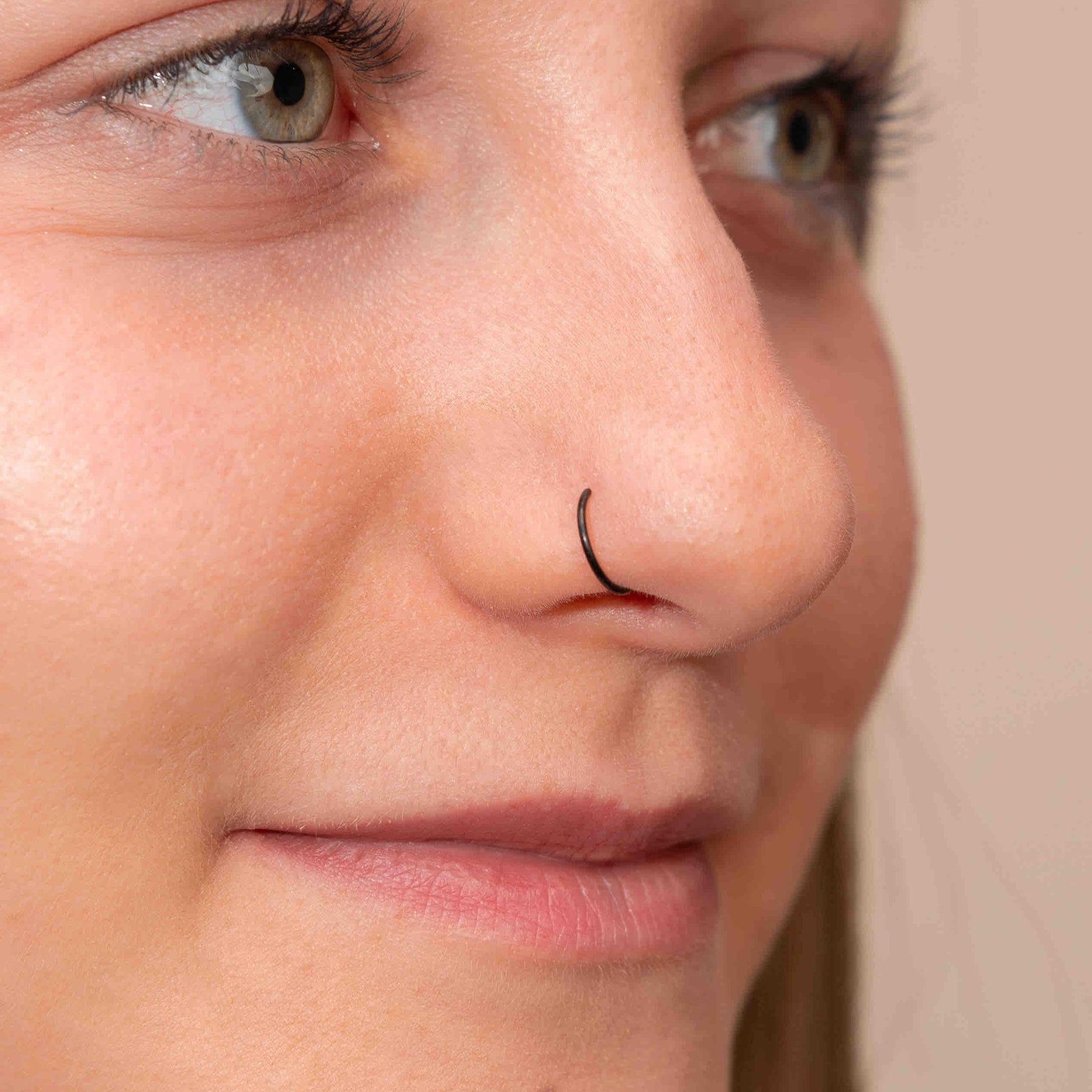 Piercing falso en la nariz de Lea (negro y oro rosa) 