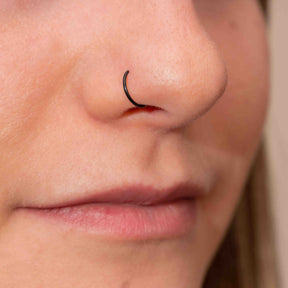 Piercing falso en la nariz de Lea (negro y oro rosa) 